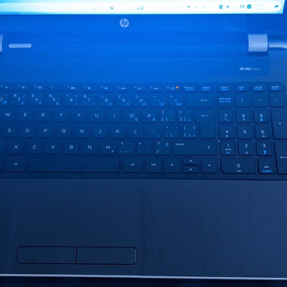 laptop hp 15.6 touch screen working , battery